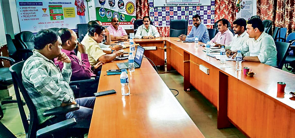 Jamshedpur News : सरकारी भवनों का जीर्णोद्धार कर शुरू करें आयुष्मान आरोग्य मंदिर : सीएस