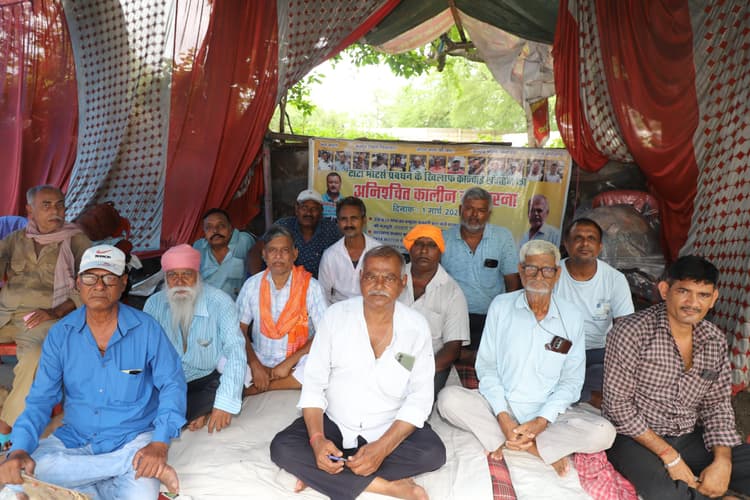 Jamshedpur News : फर्स्ट पार्टी इंश्योरेंस की मांग पर कन्वाइ चालकों का धरना जारी