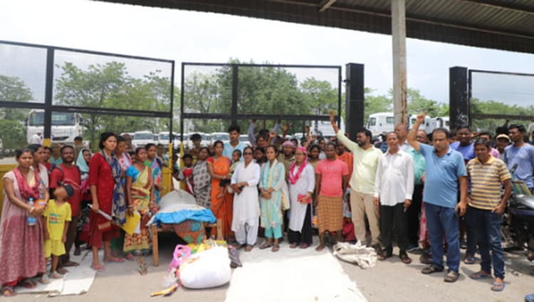 Jamshedpur News : शव के साथ चेसिस बुकिंग यार्ड गेट किया जाम, तो आश्रित को चार लाख देने पर बनी सहमति