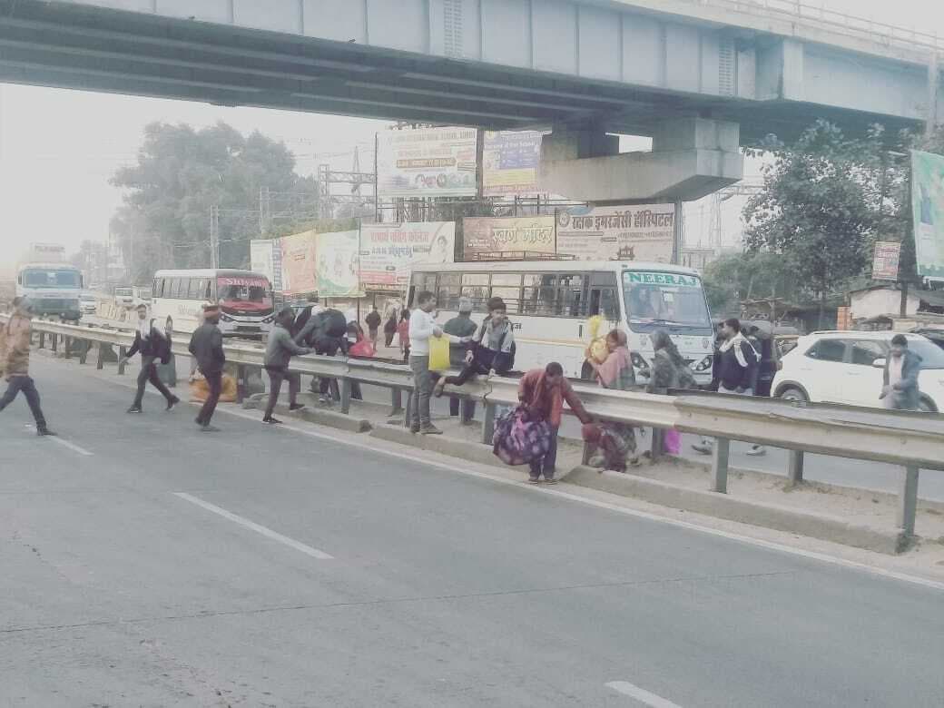 जान जोखिम में डालकर कुदरा ओवरब्रिज के पास बैरिकेडिंग पार करते हैं लोग