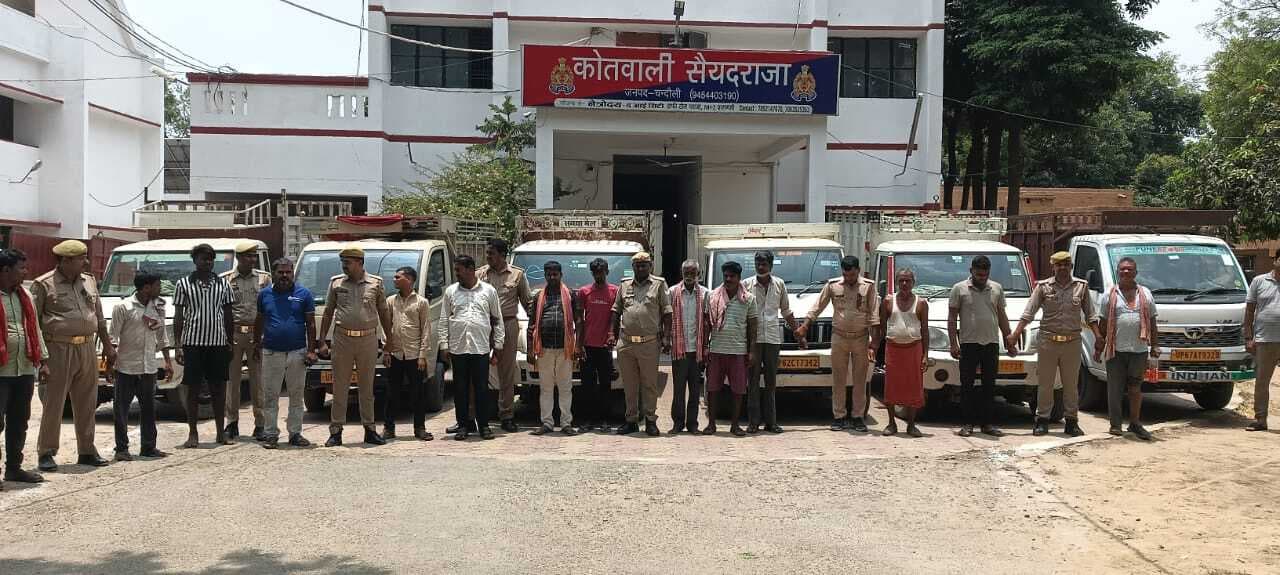 छह मैजिक व पिकअप पर 15 मवेशी बरामद, 15 पशु तस्कर गिरफ्तार