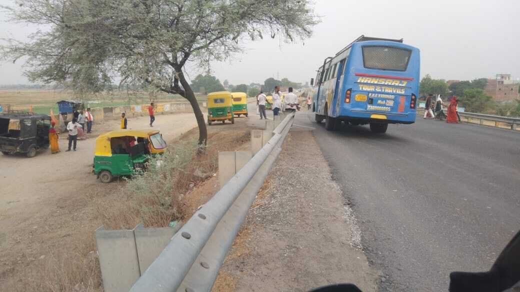 दुर्गावती में बस स्टैंड नहीं, सड़क पर भी खड़े रहते वाहन