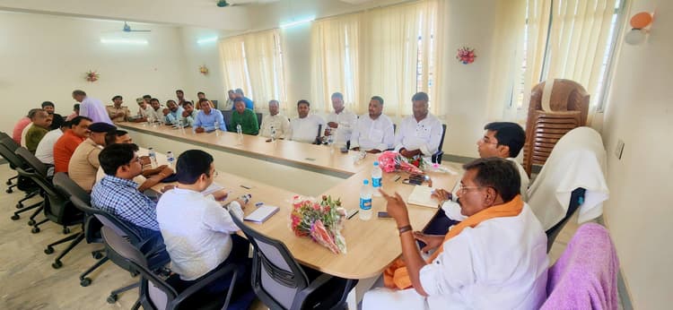 Motihari : शहर की समस्याओं को लेकर अनुमंडल कार्यालय में हुई चर्चा