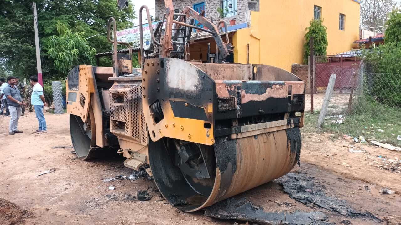 सड़क निर्माण कार्य में लगे रोड रोलर में लगी आग