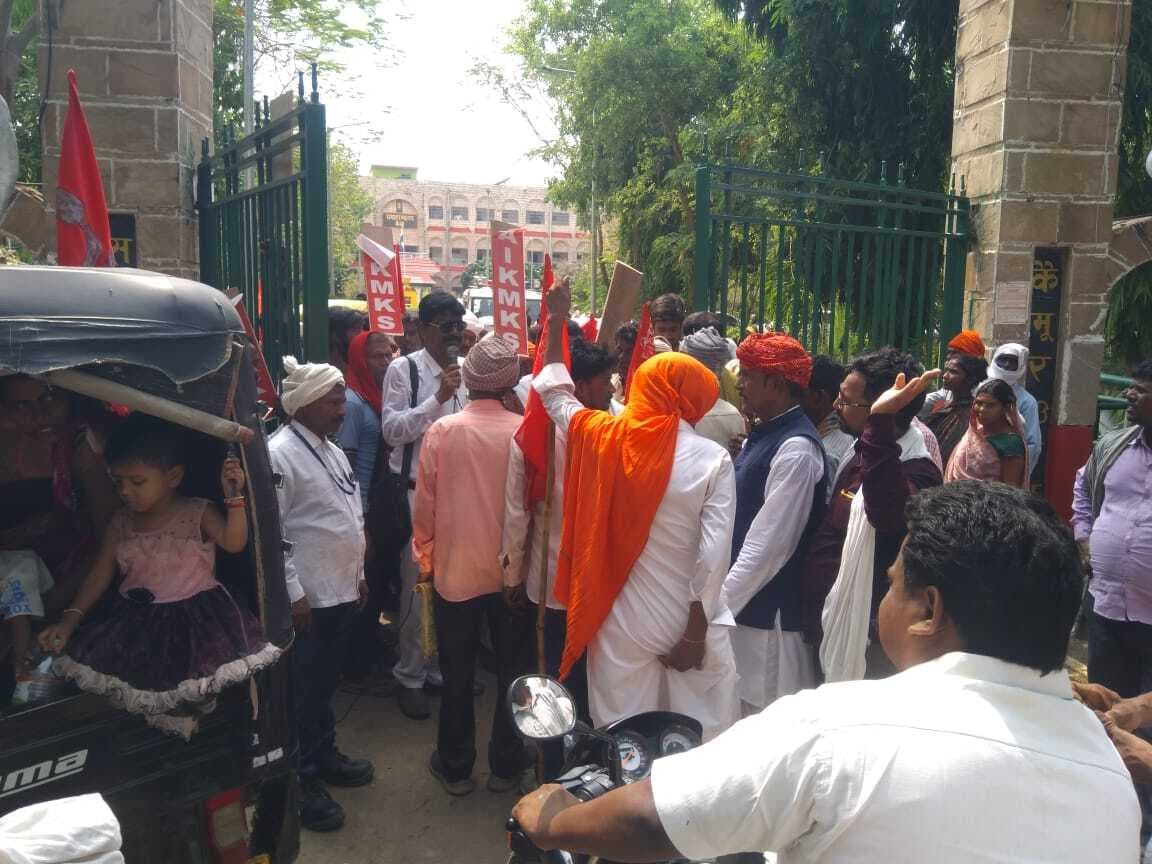 सीपीआइएमएल ने समाहरणालय का मुख्य गेट जाम कर किया प्रदर्शन