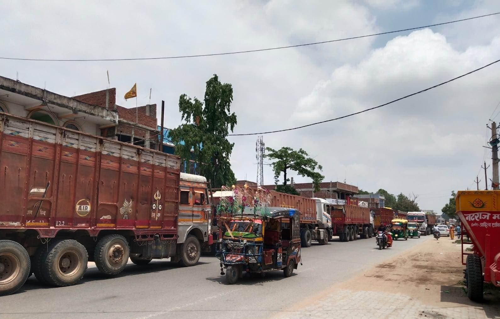 स्टेट हाइवे पर चार किलोमीटर तक लगा रहा लंबा जाम