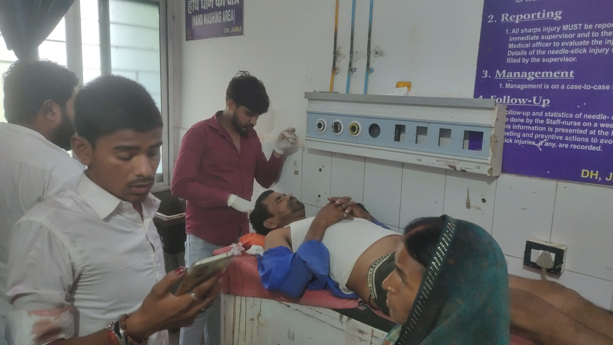 ट्रक की ठोकर से ई-रिक्शा चालक सहित दो घायल