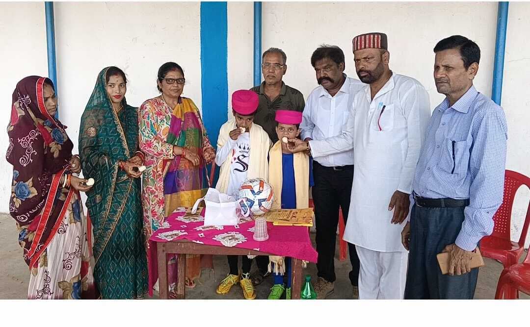 इंडियन फुटबॉल लीग हैदराबाद दो बच्चे को लिया गोद, खुशी