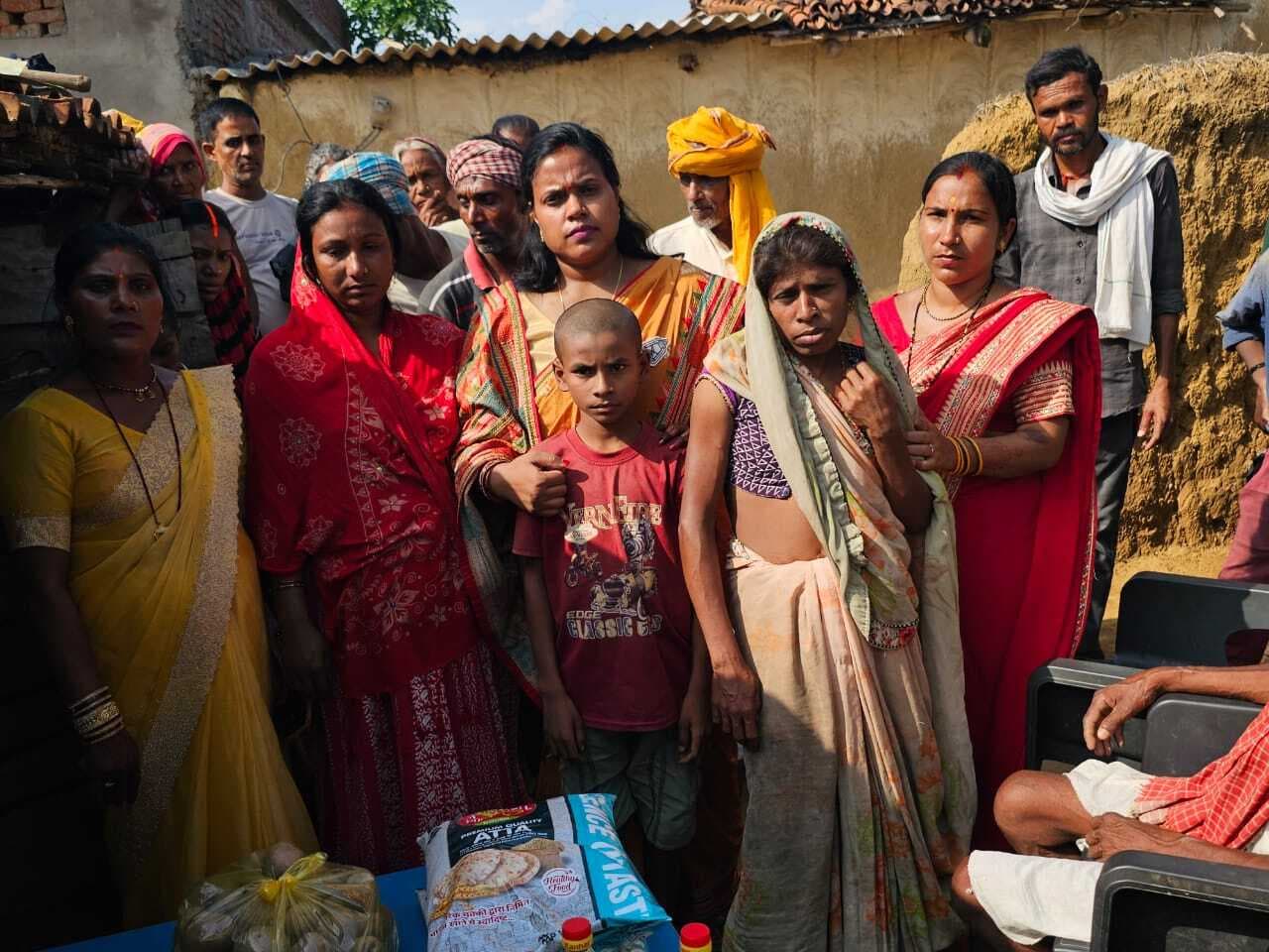 डूबने से मरे कन्हाई पासवान के परिवार से मिलीं राजद नेत्री