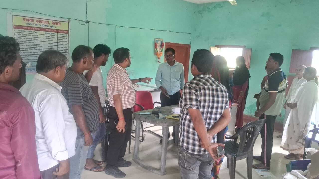 पंचायत भवनों में बनाया जा रहा आयुष्मान कार्ड, बीडीओ ने किया निरीक्षण