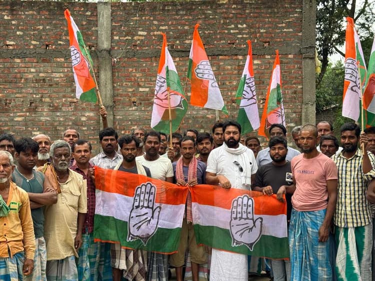 गांवों में कांग्रेस ने चलाया हर घर पार्टी का झंडा कार्यक्रम