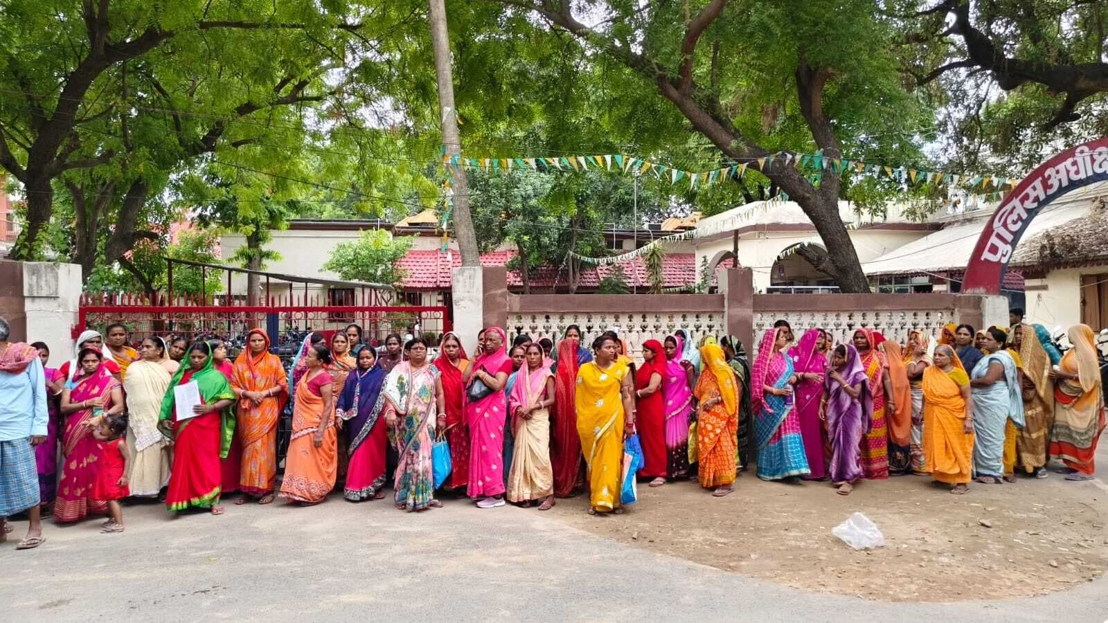 एसपी ऑफिस के समक्ष किया महमदा के ग्रामीणों ने प्रदर्शन