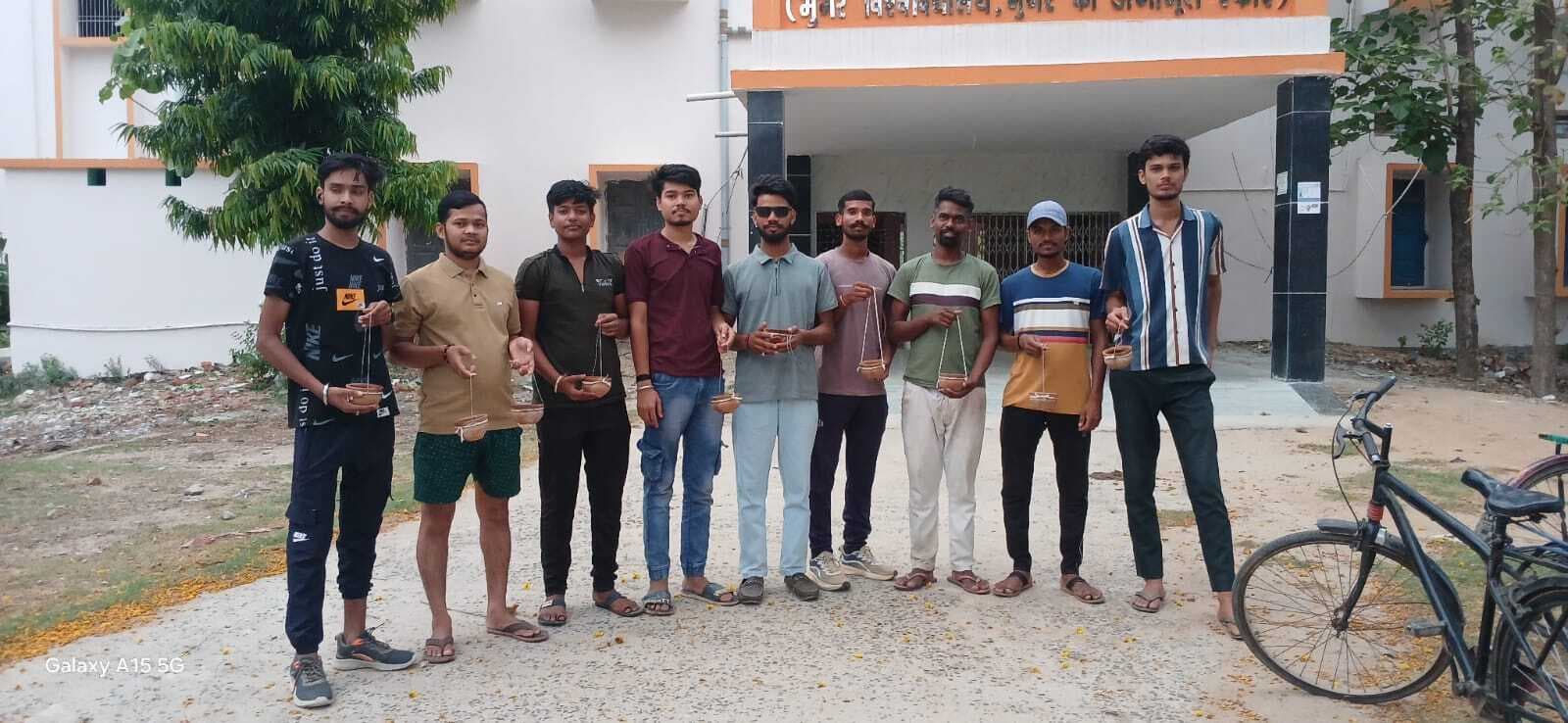 एबीवीपी ने चलाया सिकोरा अभियान, वृक्षों पर रखा गया पानी से भरा बर्तन