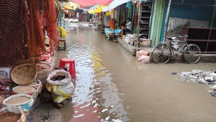 अमदाबाद मुख्य बाजार में जलजमाव से व्यवसायी परेशान