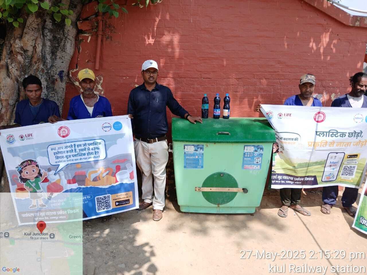 जैविक और अकार्बनिक कचरे को अलग-अलग डस्टबिन में डालें