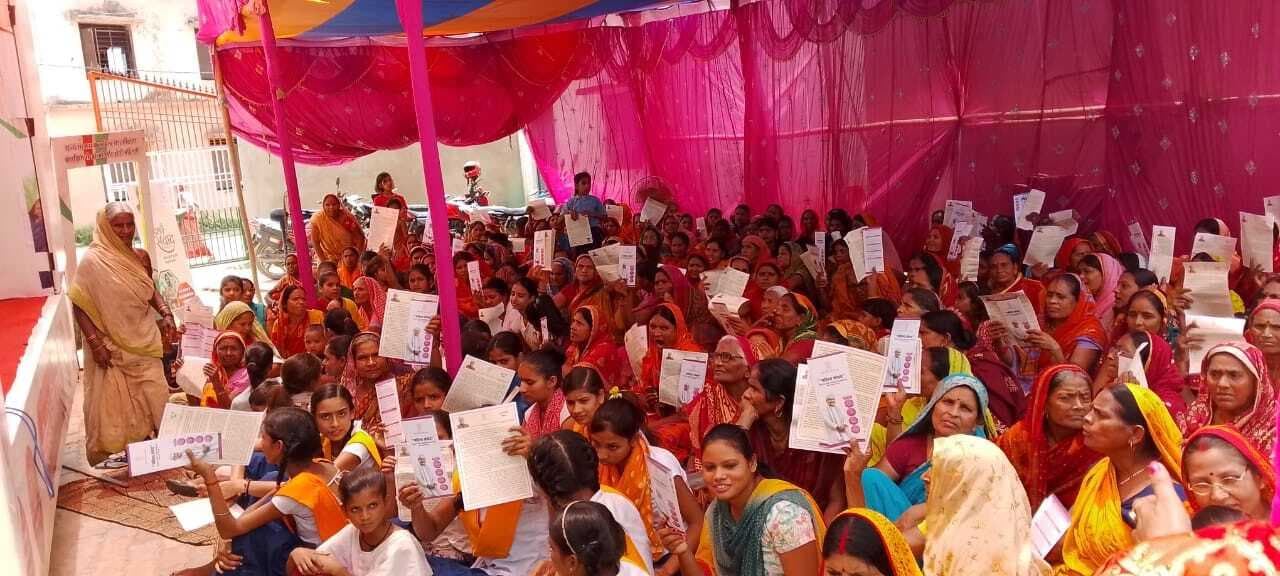 संवाद के दौरान महिलाओं ने रखी अपनी समस्याएं