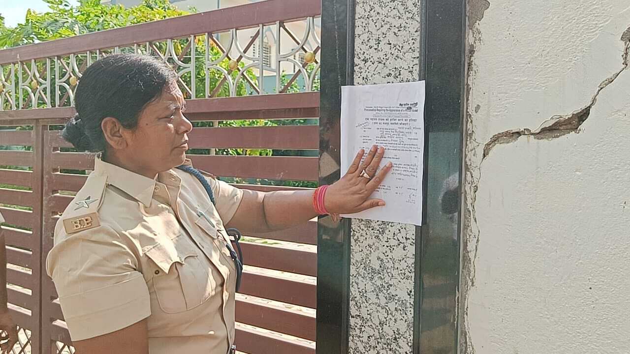 गोविंद हत्याकांड के फरार अभियुक्त पप्पू मुखिया के घर पुलिस ने चिपकाया इश्तेहार