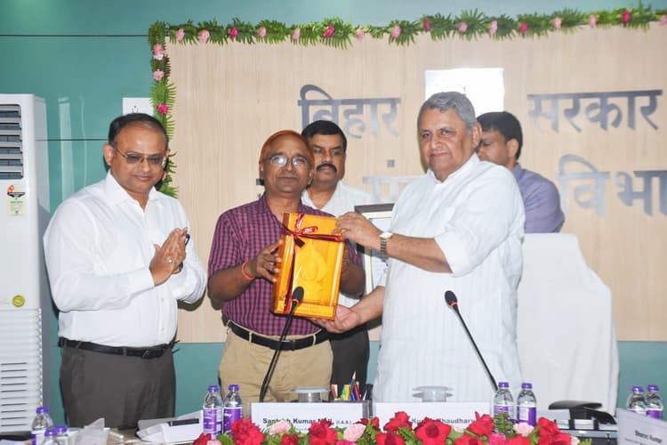बाढ़ से तटबंधों की सुरक्षा को लेकर पूरा विभाग तत्पर और मुस्तैद रहे : मंत्री, रिटायर्ड मुख्य अभियंता संजय कुमार को मंत्री ने किया सम्मानित