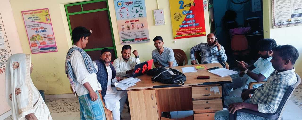 आयुष्मान कार्ड बनाने के लिए शिविर में उमड़ रही भीड़