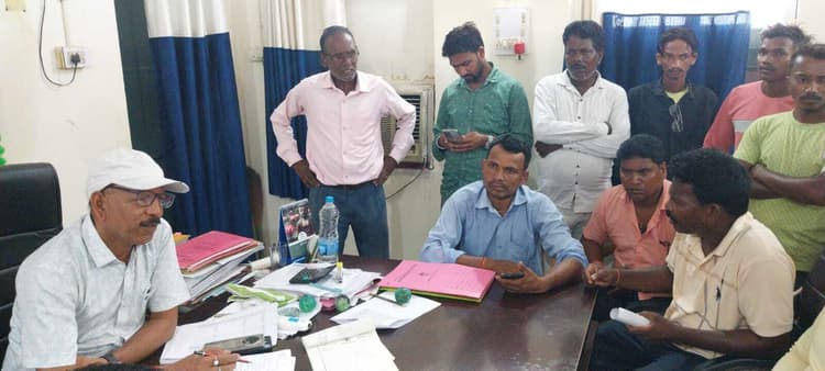 Seraikela Kharsawan News : राजनगर के पांच गांवों में एक सप्ताह से बिजली ठप