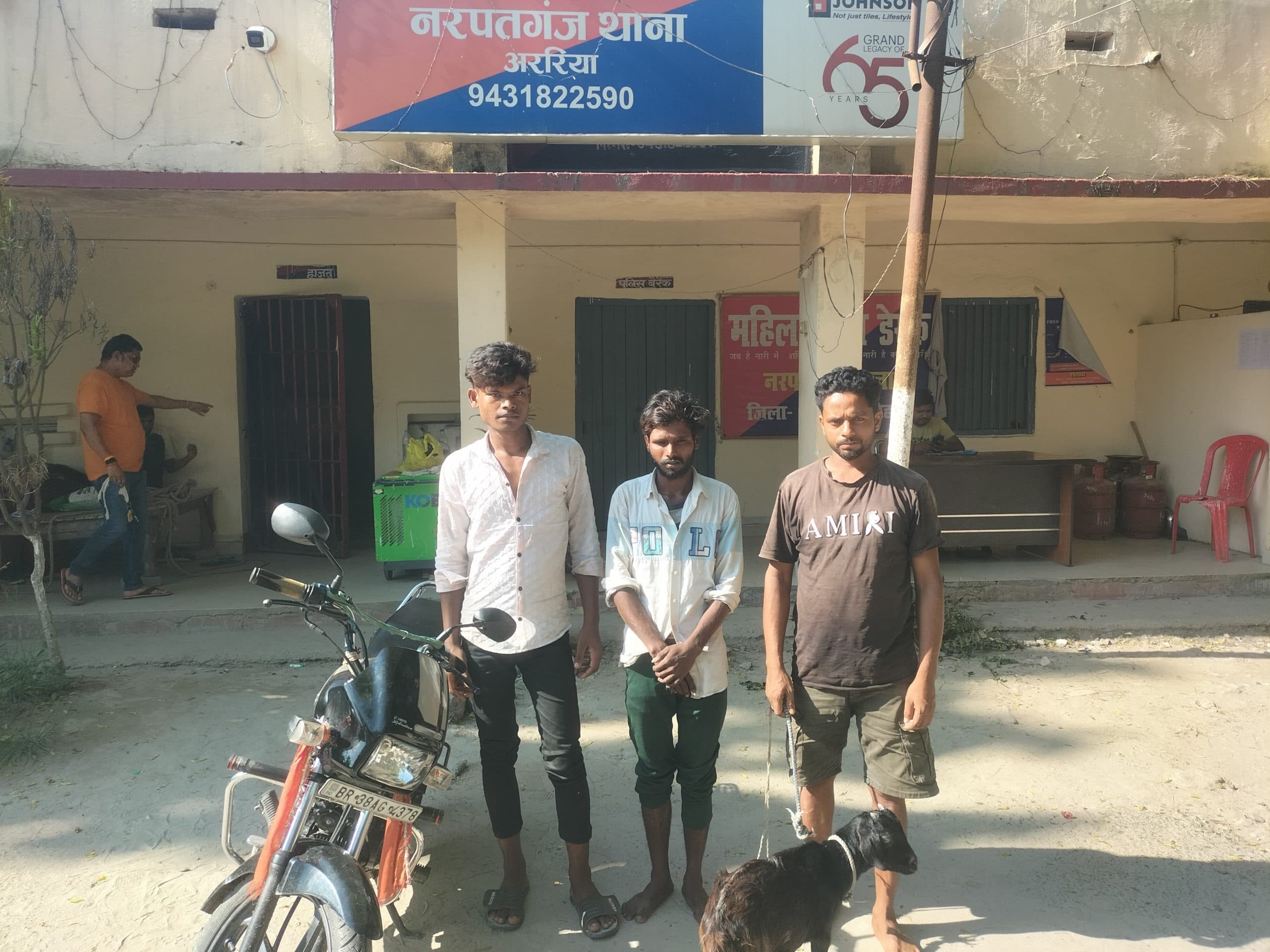 खस्सी चुराकर बाइक से भाग रहे तीन युवकों को भीड़ ने पीटा