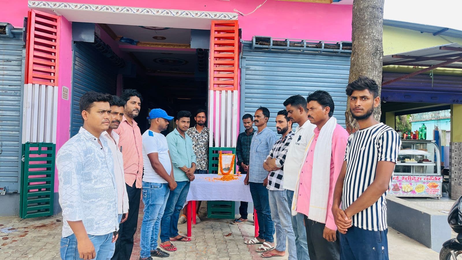 पूर्व प्रधानमंत्री जवाहरलाल नेहरू को दी श्रद्धांजलि