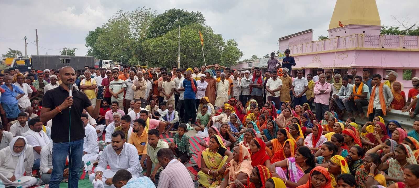 बिक्रम में मुखिया पति पर गोलीबारी के खिलाफ ग्रामीणों ने जाम किया एनएच