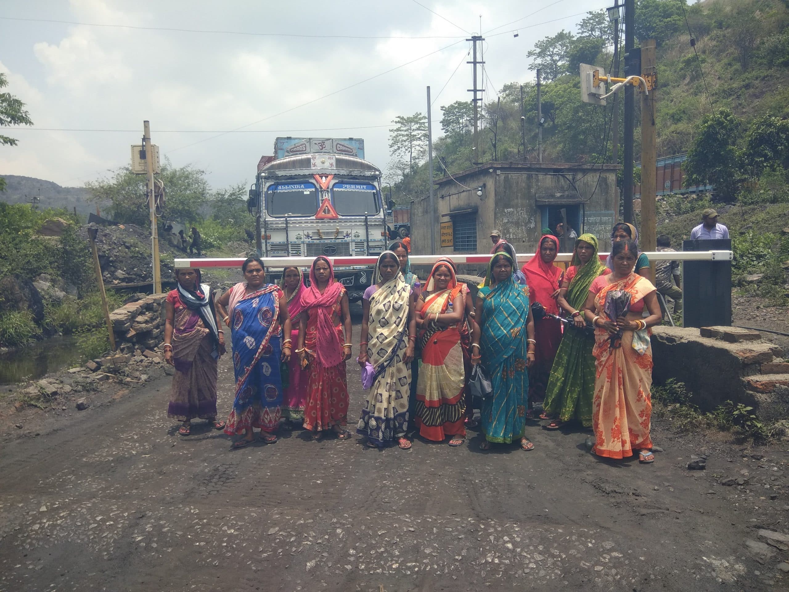 Bokaro News : लोडिंग राशि की मांग लेकर कांटा घर काे किया जाम