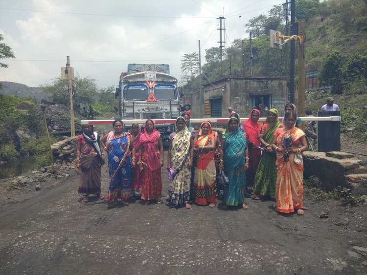 Bokaro News : लोडिंग राशि की मांग लेकर कांटा घर काे किया जाम