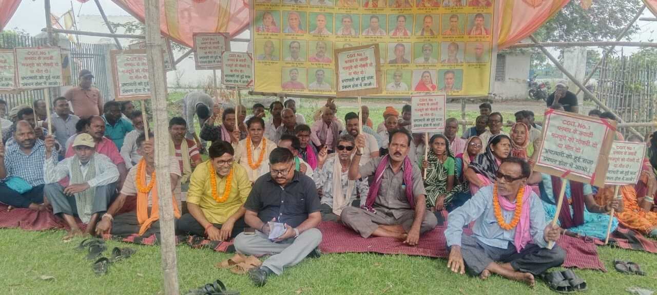 Bokaro News : स्थायी नौकरी की मांग को लेकर भूख हड़ताल पर उतरे पूर्व मजदूर