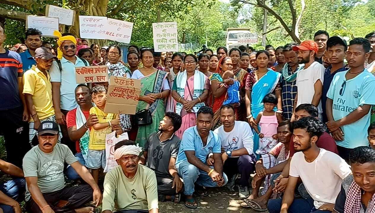 East Singhbhum News : सुरदा माइंस के थ्री शाफ्ट में की नाकेबंदी हुड़का जाम कर अयस्क परिवहन ठप किया