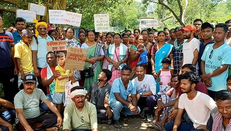 East Singhbhum News : सुरदा माइंस के थ्री शाफ्ट में की नाकेबंदी हुड़का जाम कर अयस्क परिवहन ठप किया