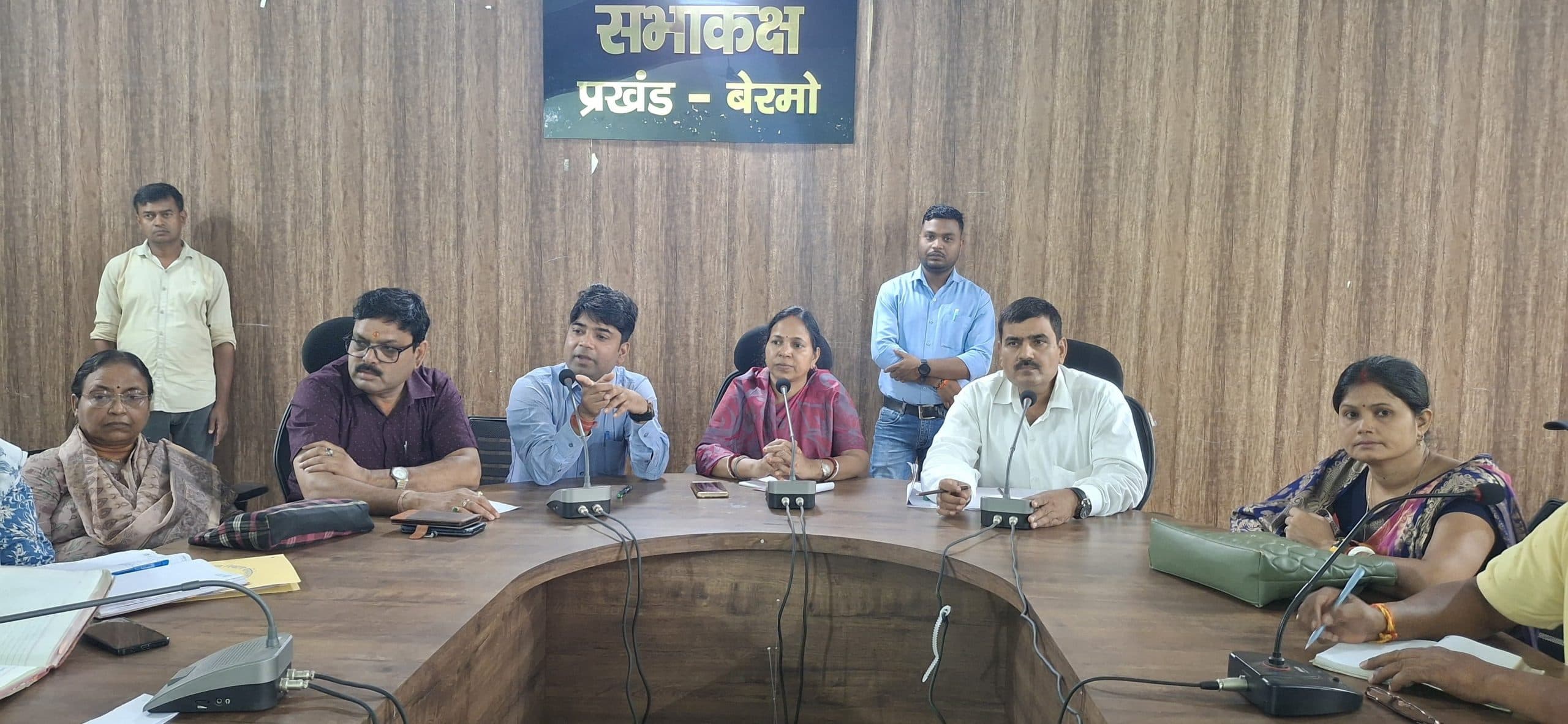 Bokaro News : पंचायत समिति की बैठक में उठा अवैध बालू उठाव का मामला