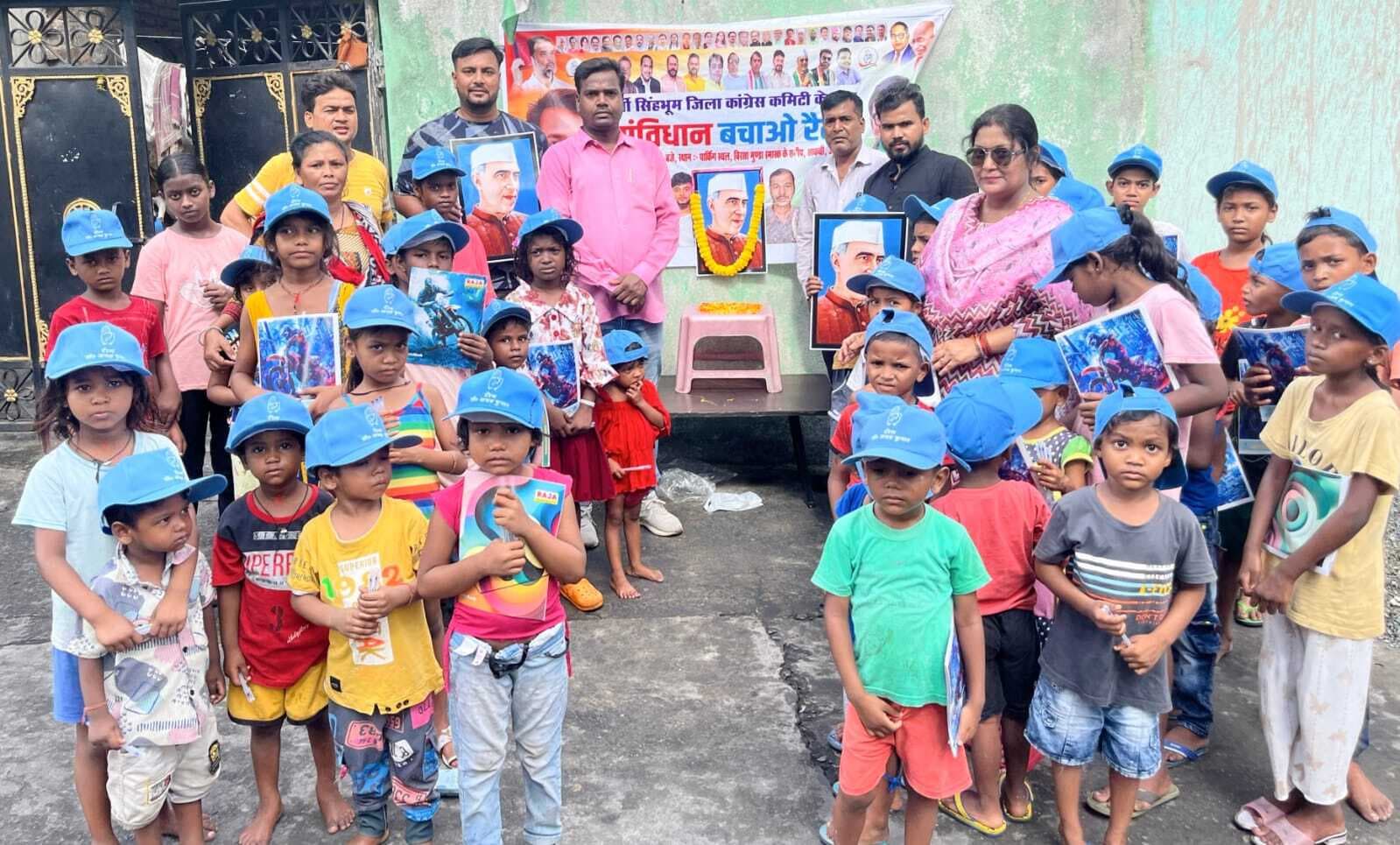 Jamshedpur News : पंडित नेहरू की पुण्यतिथि पर बच्चों को दी गयी पाठ्य सामग्री