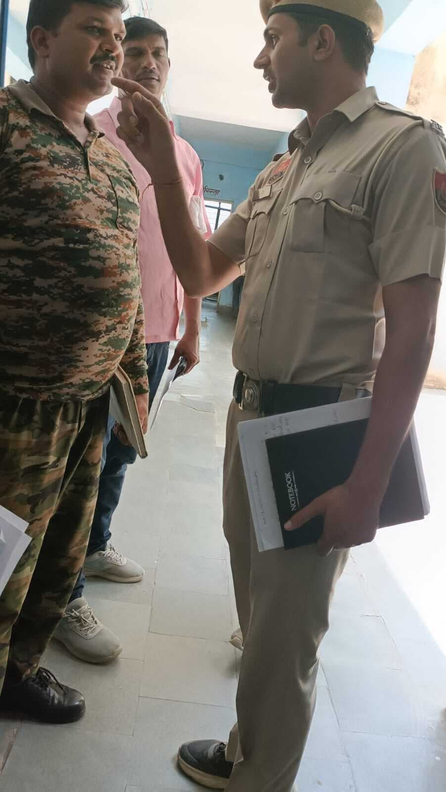 फर्जीवाड़े में फरार दो लोगों के घरों हरियाणा पुलिस ने चस्पा इश्तेहार