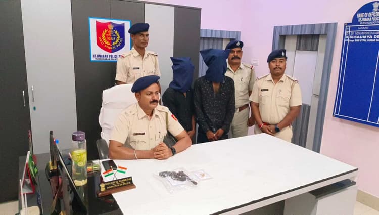 पुलिस ने दो युवक को अवैध देसी कट्टा के साथ पकड़ा