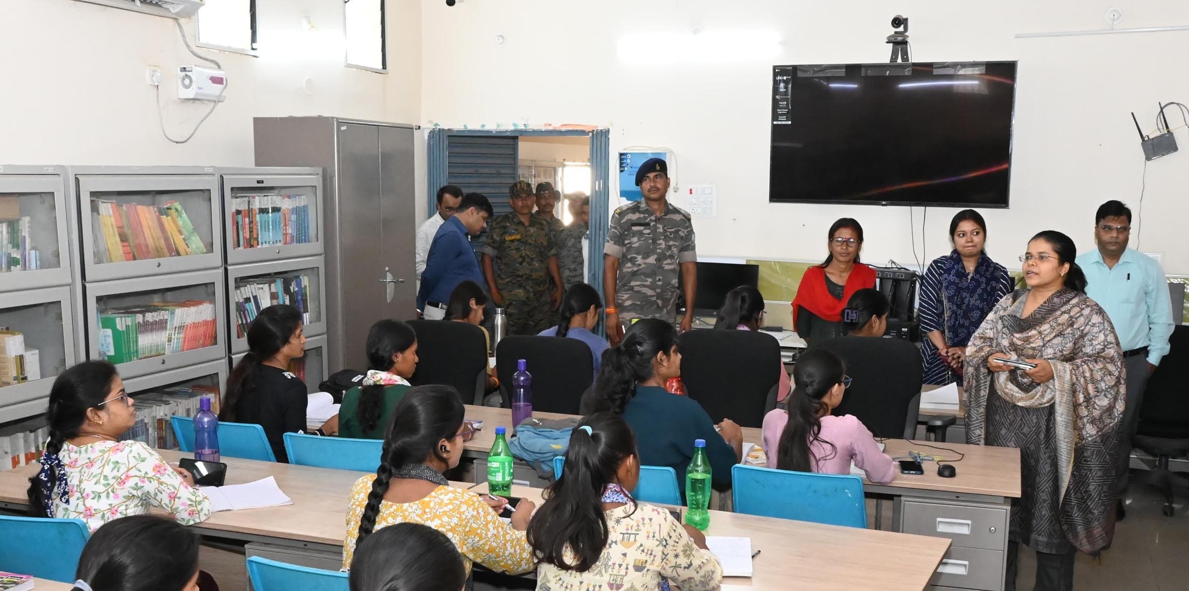 उपायुक्त ने अनुमंडल पुस्तकालय का निरीक्षण किया