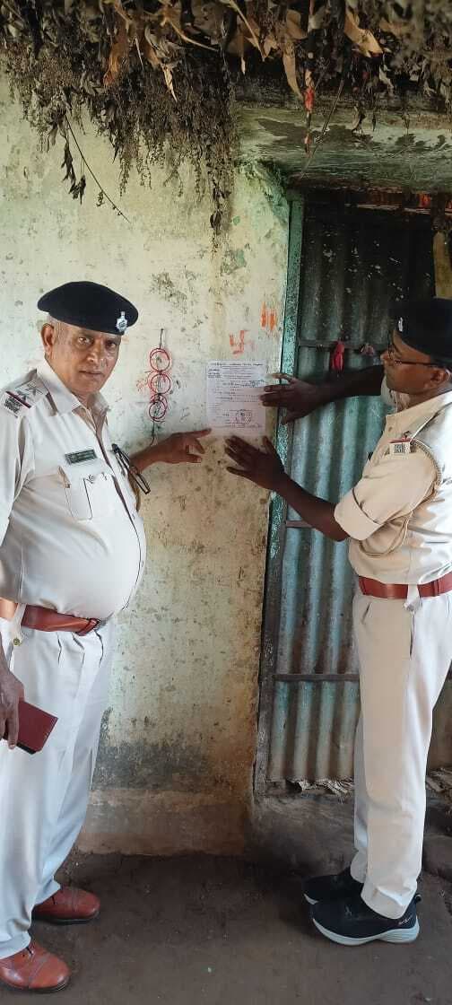 फरार वारंटी के घर पर पुलिस ने चिपकाया इश्तेहार