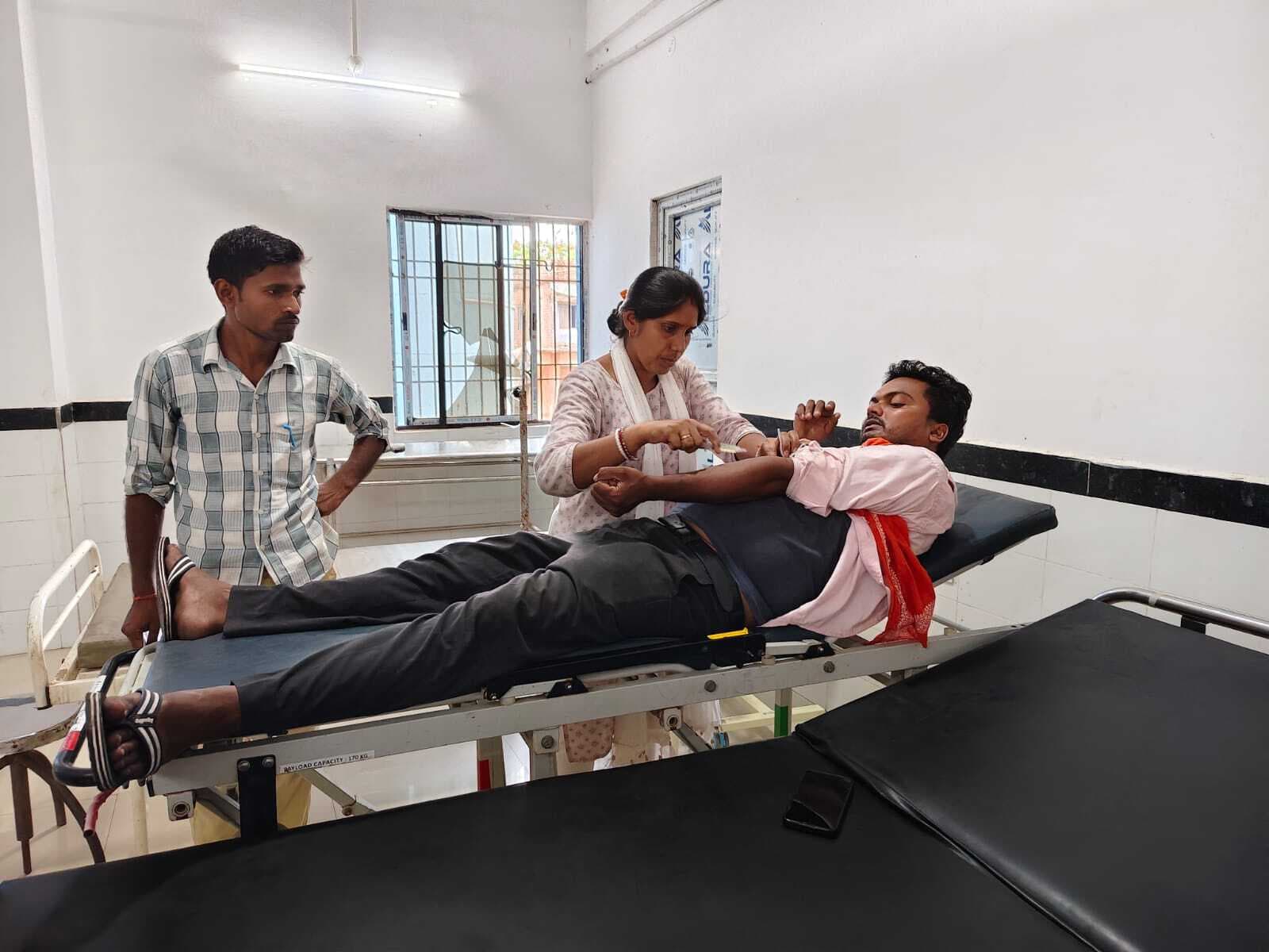 दो पिकअप की टक्कर में चालक घायल