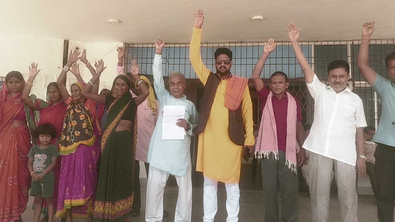 समस्याओं को लेकर बीडीओ को सौंपा ज्ञापन