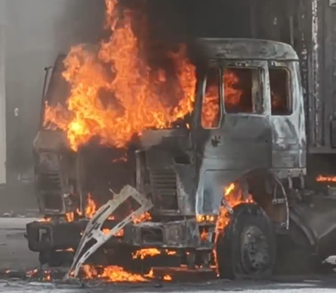 कंटेनर में लगी आग, लाखों की बाइक जल कर हुई राख