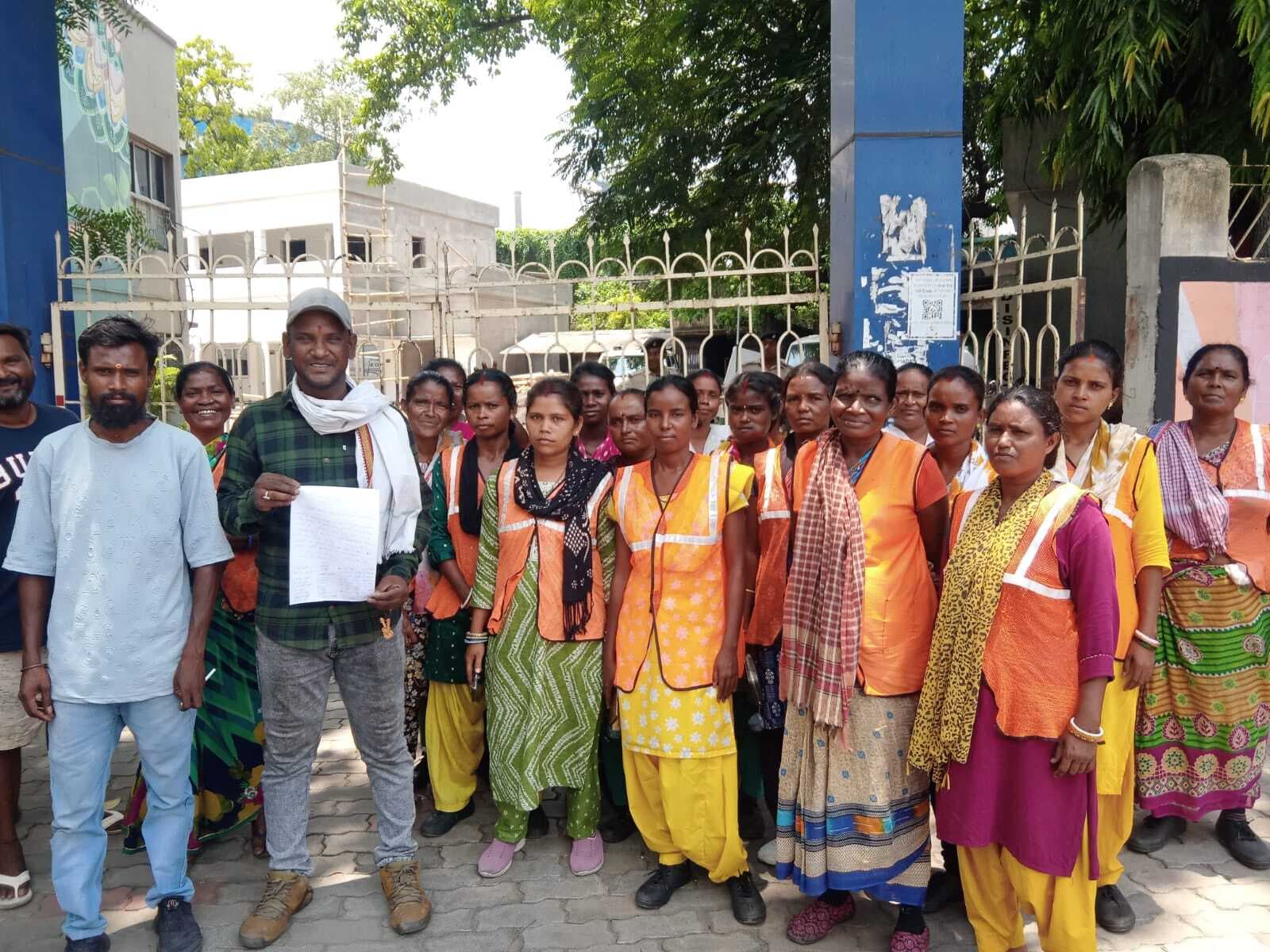 जेएनएसी कार्यालय पर बकाया वेतन की मांग को लेकर सफाई कर्मियों ने किया प्रदर्शन