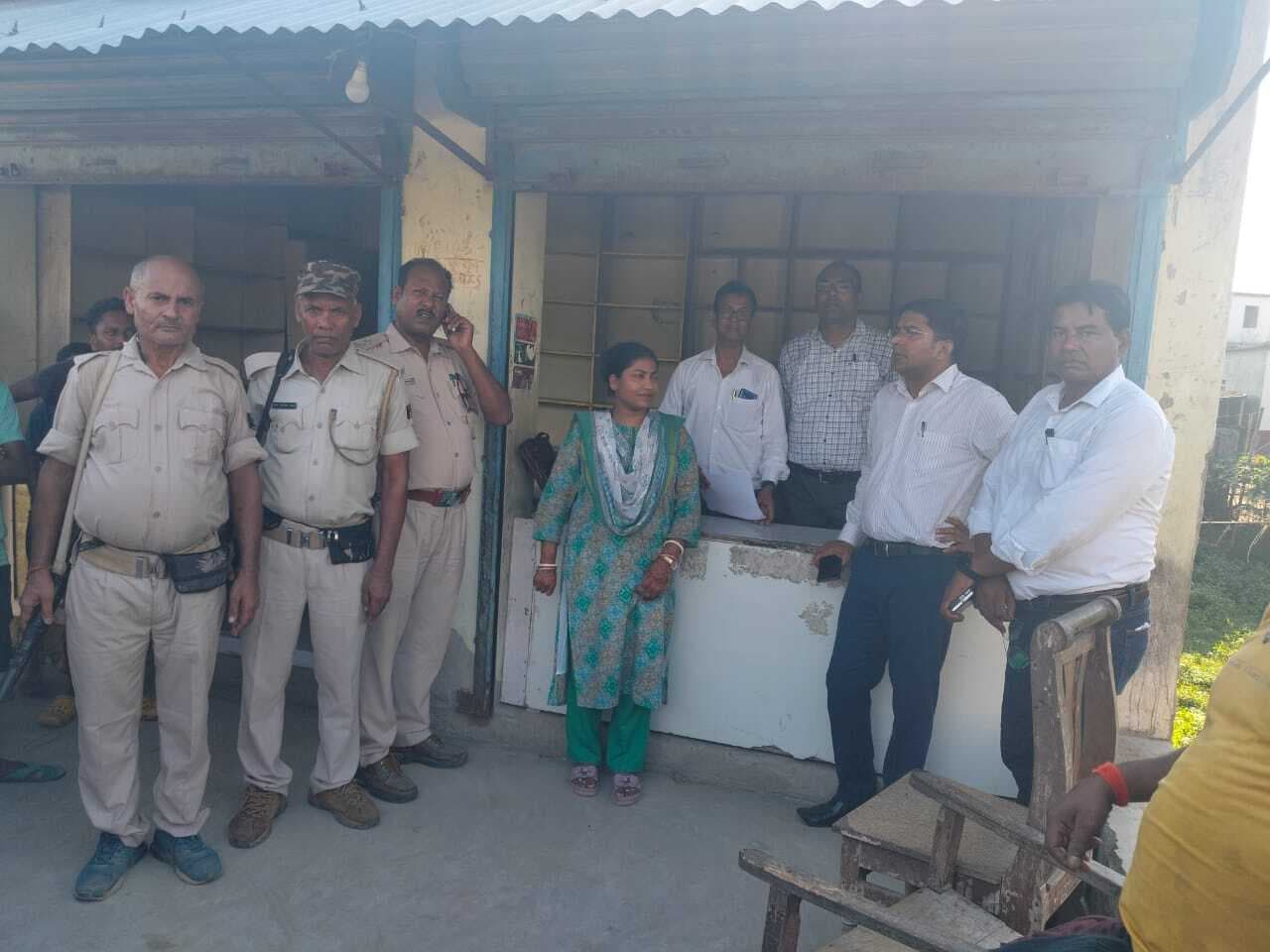 ग्रामीण चिकित्सक की दुकान पर ड्रग विभाग की छापेमारी, बिना लाइसेंस के 63 प्रकार की दवाइयां जब्त