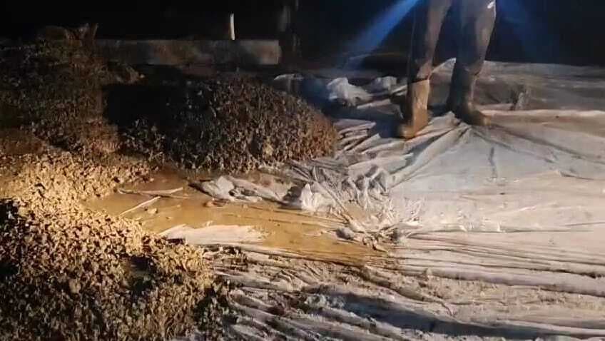 सड़क निर्माण में घटिया सीमेंट व लोकल बालू के इस्तेमाल का आरोप