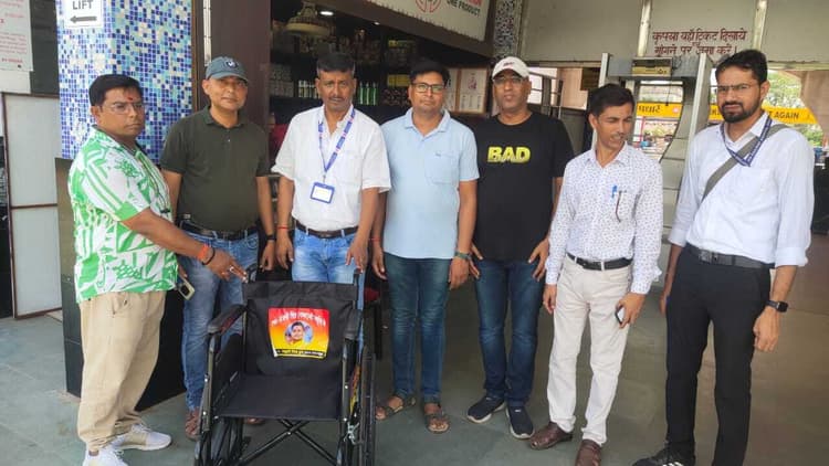 मधुपुर रेलवे स्टेशन को उपलब्ध कराया व्हील चेयर