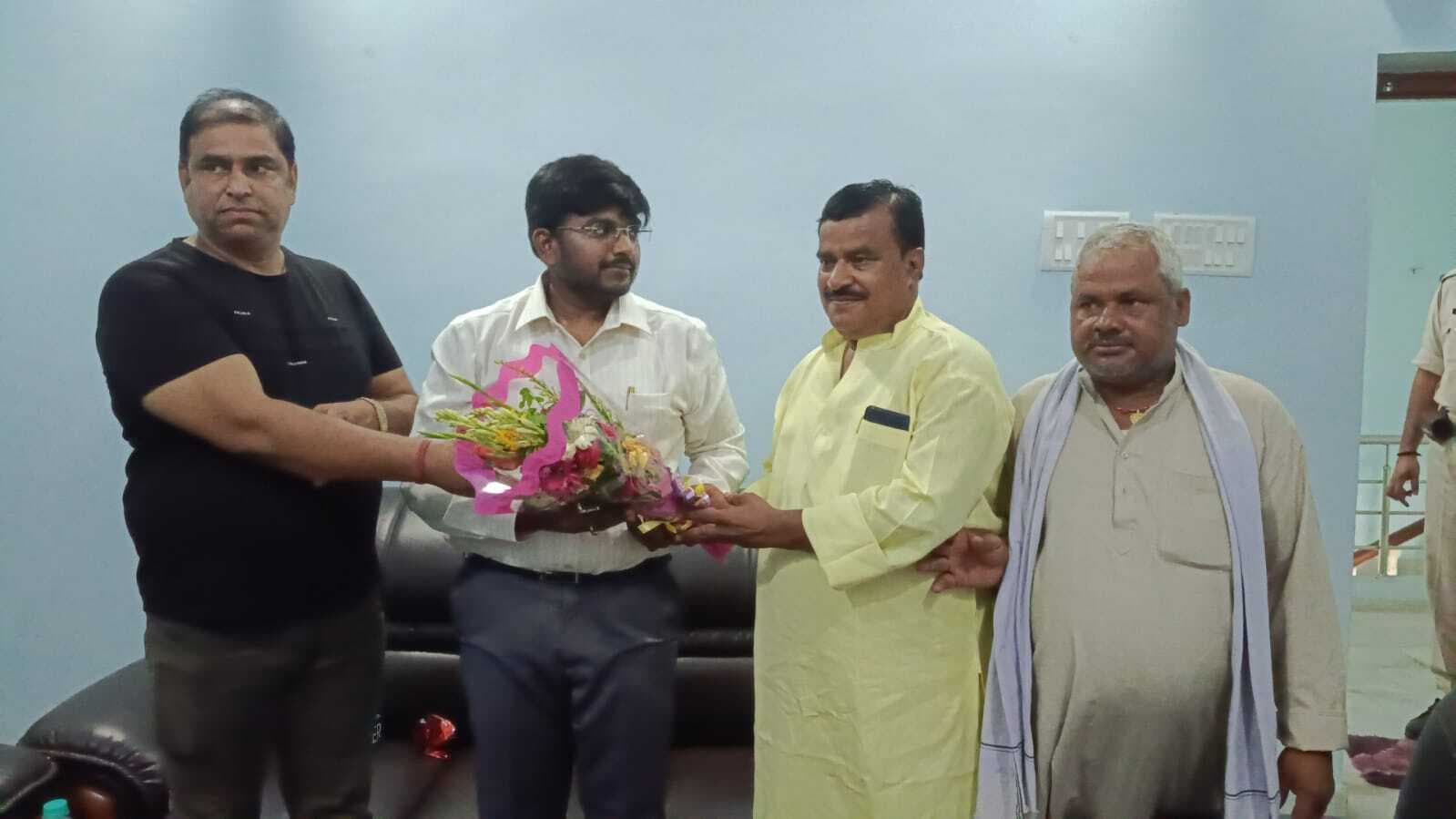 राजद जिलाध्यक्ष ने नये डीसी से की शिष्टाचार भेंट