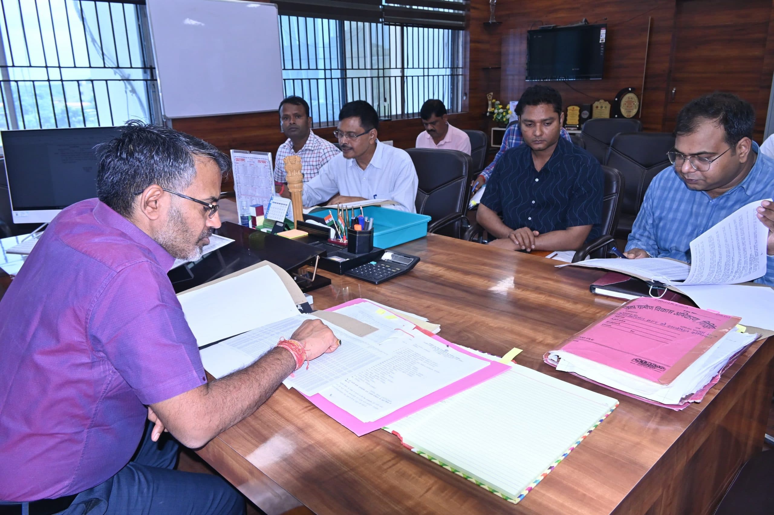 Giridih News :पारदर्शिता व प्राथमिकता के साथ करें काम : डीसी