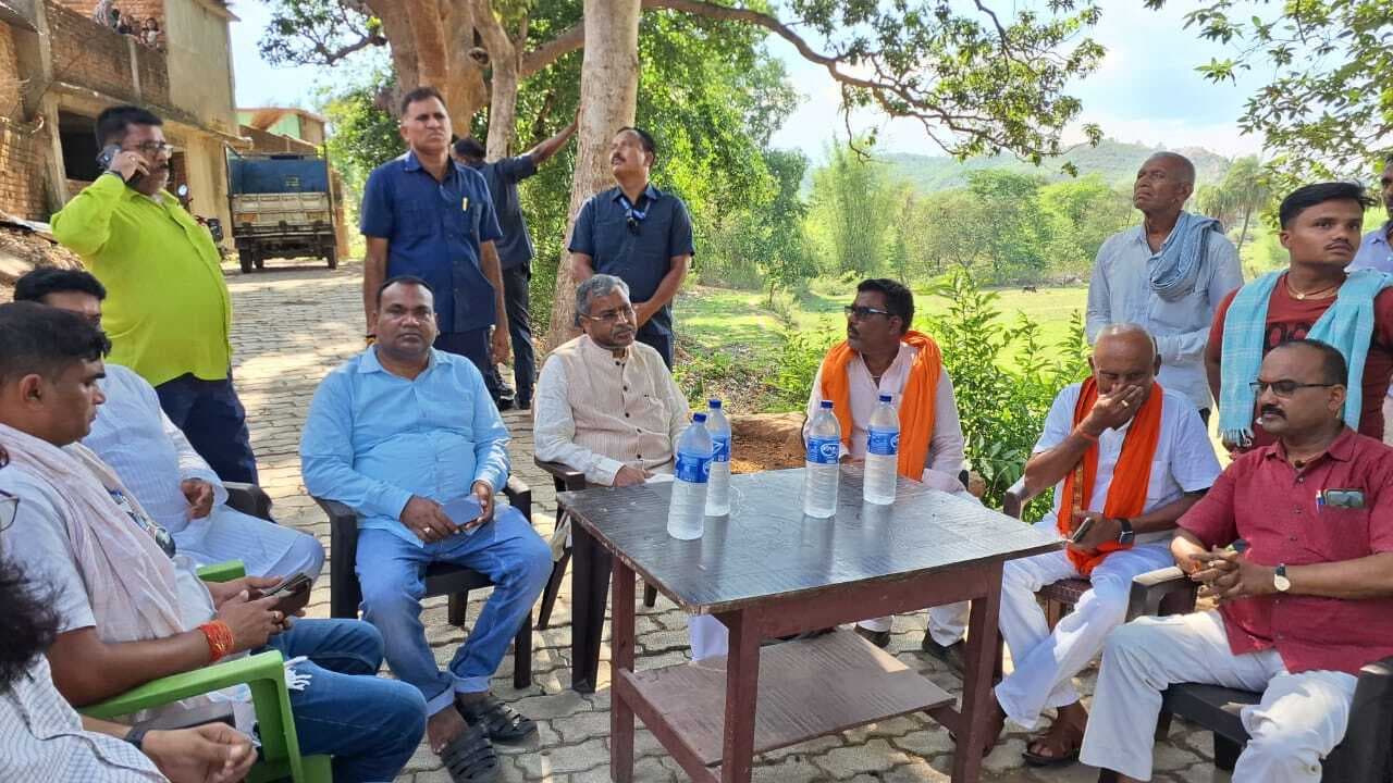 Giridih News :प्रतिपक्ष नेता बाबूलाल मरांडी सांख गांव में पीड़ित परिवार से मिले