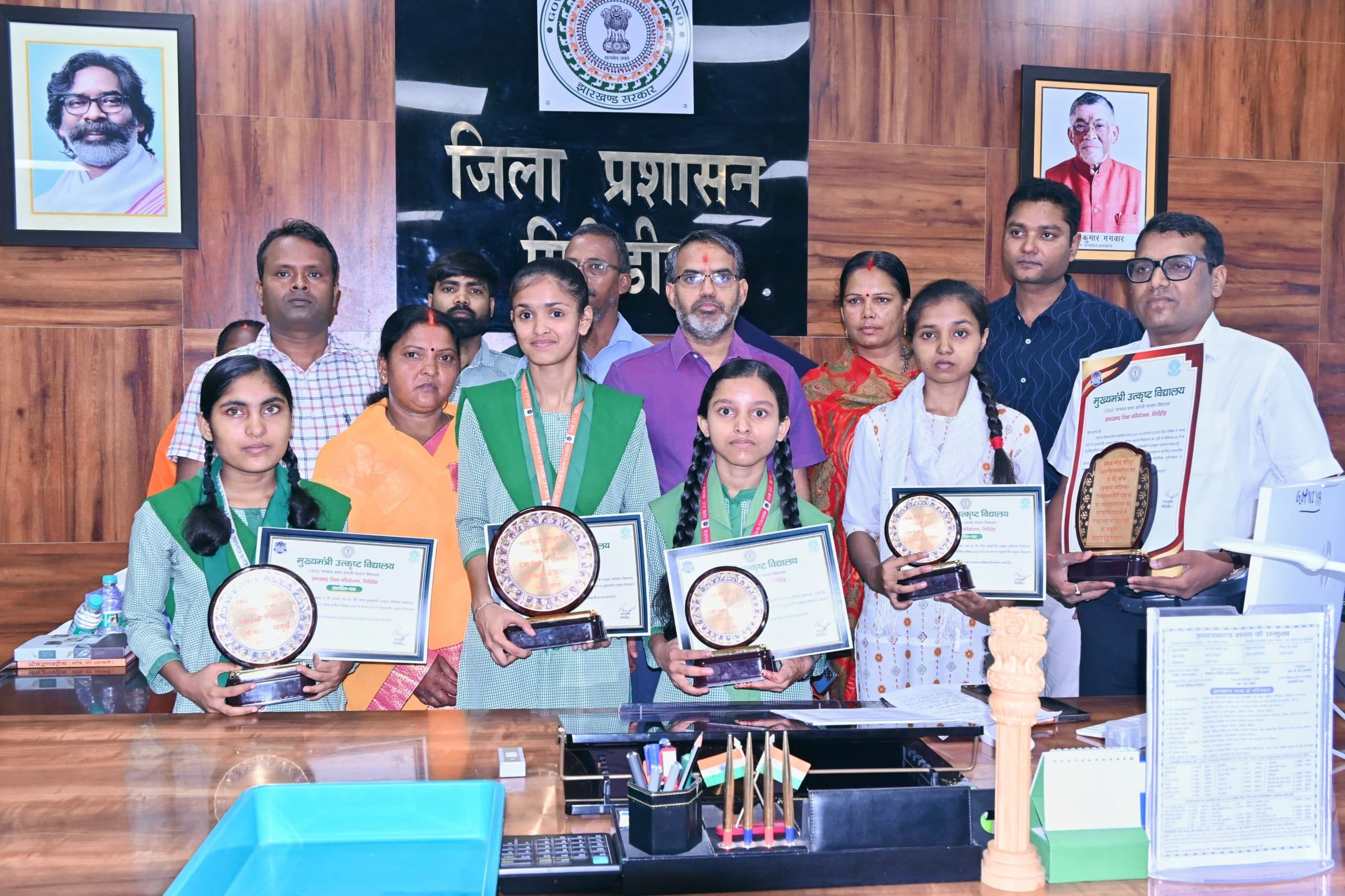 Giridih News :सीबीएसई की 10वीं व 12वीं की स्कूल टॉपरों को डीसी ने किया सम्मानित