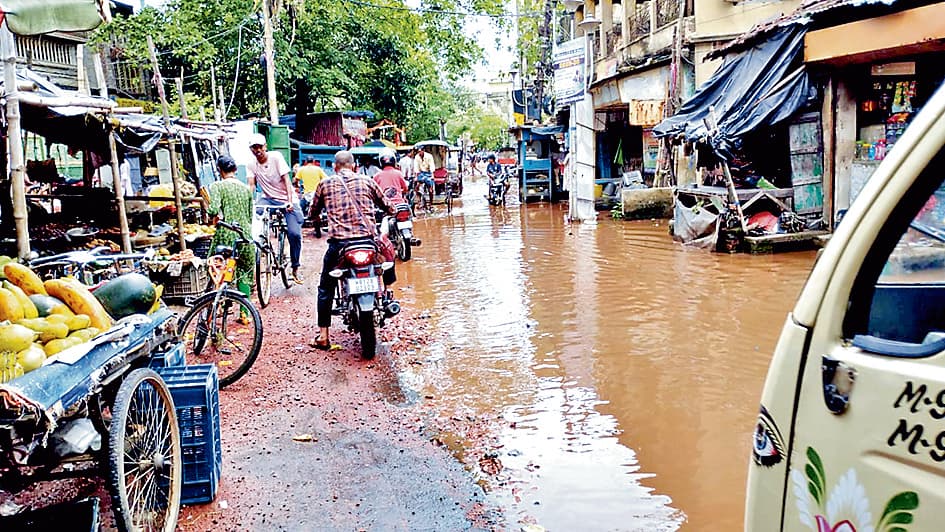 माॅनसून की दस्तक से पहले हावड़ा में नालों की सफाई अधर में